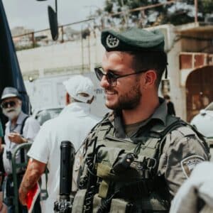 Soldats solitaires : Le rythme cardiaque d&rsquo;Israël en temps de guerre et de paix.